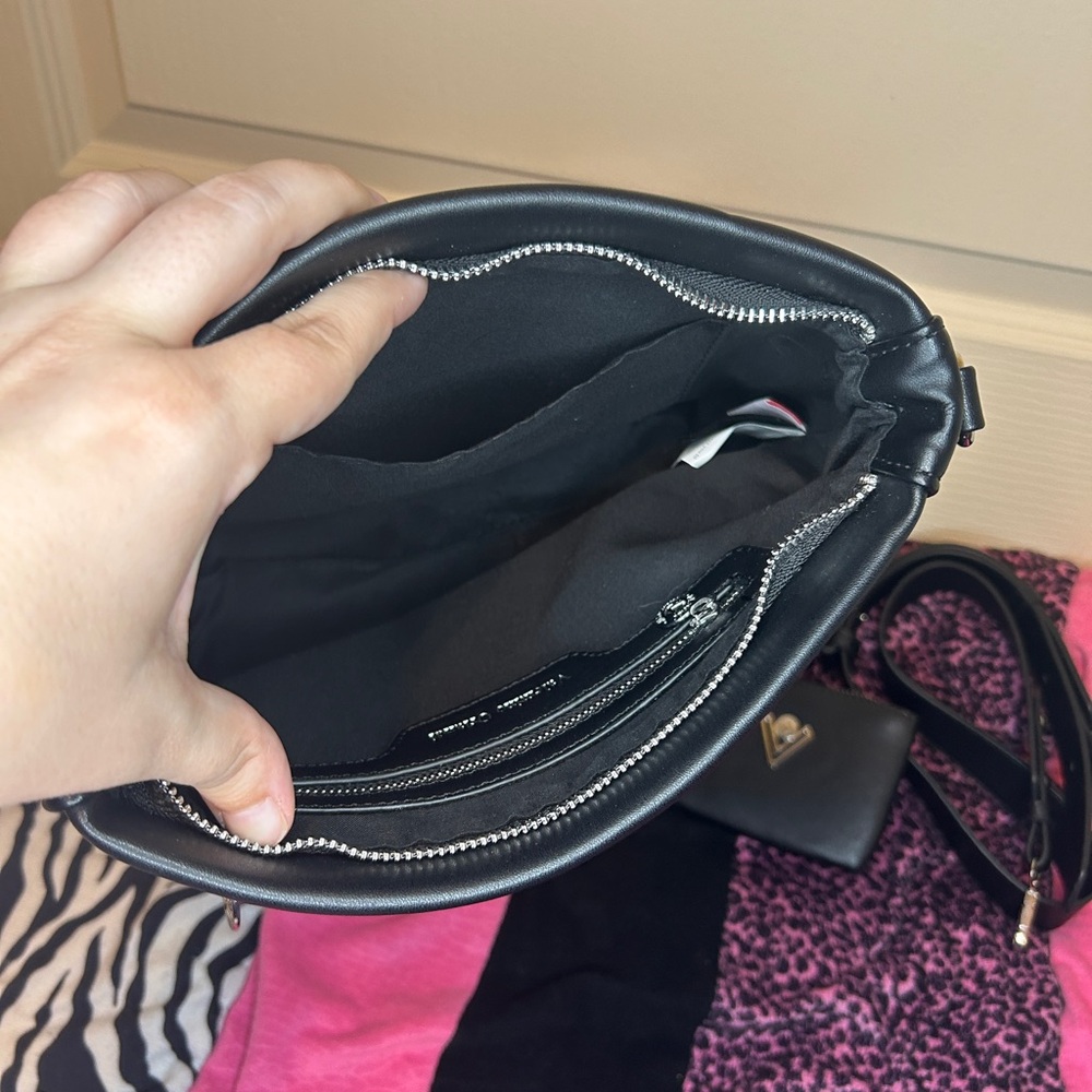 Orlandi Valentino Black Crossbody with wallet included - Picture 11 of 16